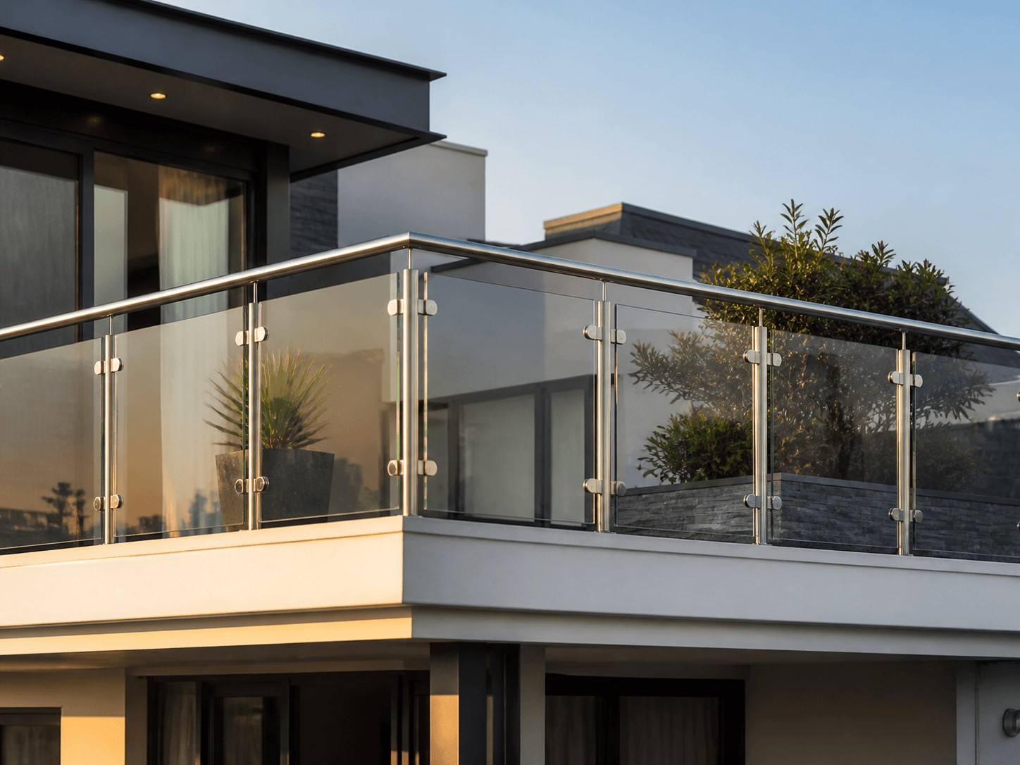 Lan can kính ban công với phụ kiện inox